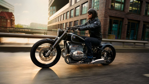 Rijdende motorrijder op Concept R 18